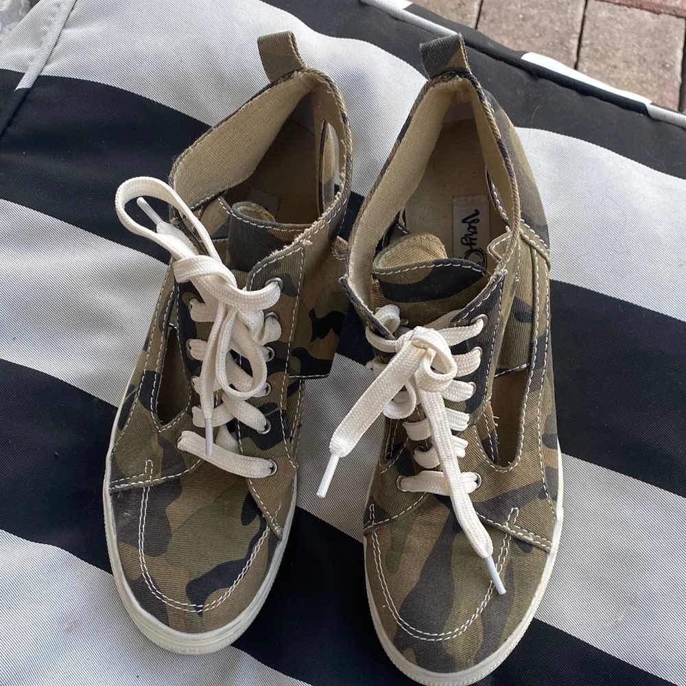 Very G Camouflage Wedges with Cream Laces